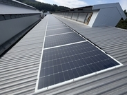 一度は諦めた耐荷重の課題を突破　養鶏場屋根にパネル設置時「静音」でニワトリのストレスも低減　「重さ6.1kg・厚さ3mm」の最新薄型太陽光パネルを設置