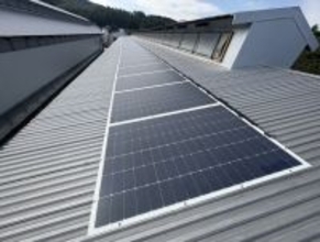 一度は諦めた耐荷重の課題を突破　養鶏場屋根にパネル設置時「静音」でニワトリのストレスも低減　「重さ6.1kg・厚さ3mm」の最新薄型太陽光パネルを設置