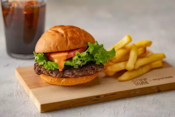 「ニュウマン横浜「800°DEGREES横浜」にて神奈川素材の魅力を最大限に引き出した、牛100％粗挽きパティのクラフトバーガーを販売【2026年1月15日(木)〜】」の画像