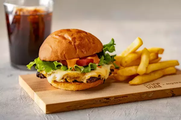 「ニュウマン横浜「800°DEGREES横浜」にて神奈川素材の魅力を最大限に引き出した、牛100％粗挽きパティのクラフトバーガーを販売【2026年1月15日(木)〜】」の画像