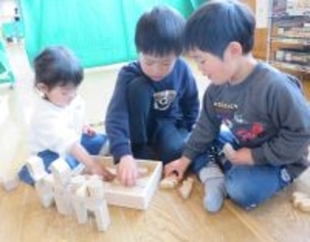 【岡山理科大学】ふれあい児童館に木のおもちゃを寄付／経営学部の学生たちがクラファン活用
