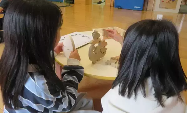 「【岡山理科大学】ふれあい児童館に木のおもちゃを寄付／経営学部の学生たちがクラファン活用」の画像