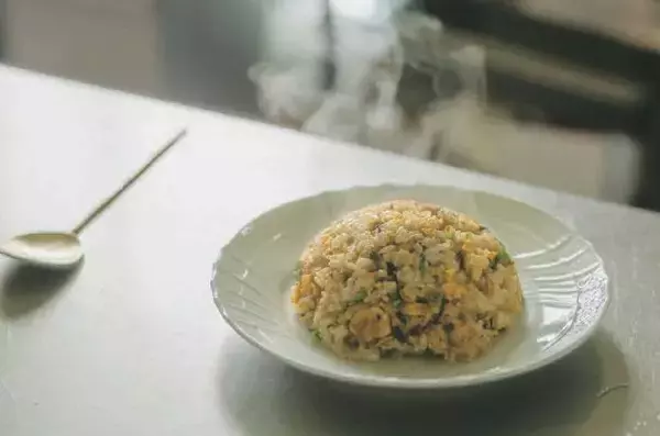 「麻生要一郎が初めて綴る、波乱万丈の自伝＆食エッセイ『酸いも、甘いも。あの人がいた食卓1977‐2025』1/14発売　大切な人たちとの記憶をつなぐ11のレシピも初公開」の画像