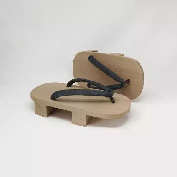 「音で、風景を変える履物「インディゴ染 ねずこ下駄　茶綿デニム鼻緒」　2026年2月下旬より受注開始」の画像