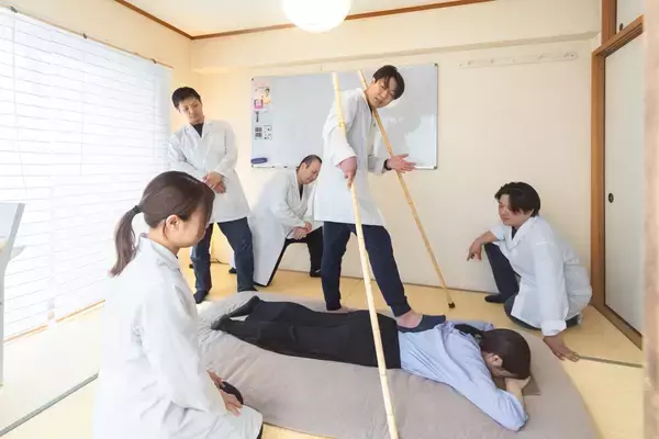 「全国から来院者が絶えない広島の整体院から、業界に新しい風を！女性整体師が長く働ける社会に向け、手首を壊さない「足技整体」の専門育成プログラムを開始」の画像