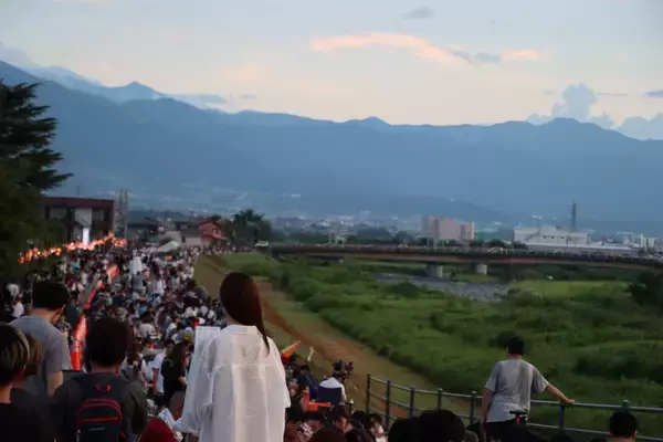 「「笛吹川県下納涼花火大会」で軒先パーキングの導入が決定」の画像