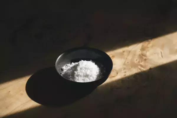 「どら焼きの街「米子」にある皆生温泉で夏にぴったりな湯上がり“塩アイスどら焼き”が新発売！」の画像