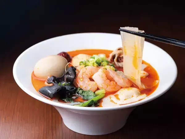 「行列ができる千葉発ラーメン店が本気で作った『麻辣湯』が話題！ 11時間煮込んだ鶏白湯×20種薬膳「KOTOBUKI麻辣湯」新登場｜麺屋ことぶき【ユニモちはら台店】」の画像