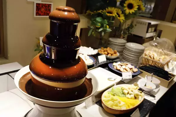 「薪窯ローストビーフ食べ放題のランチビュッフェ、西明石でGW限定開催（5/2～5/6）」の画像