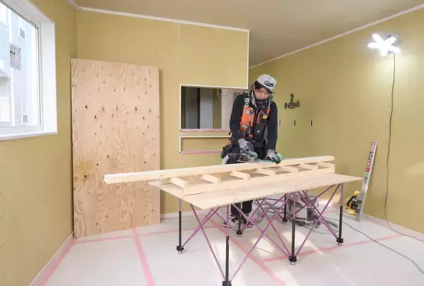 「販売開始からわずか1年で累計出荷25,000台突破　現場の声からブラック・パープルを商品化」の画像