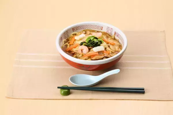 「糖質40％オフ麺でも、ラーメンの満足感を　管理栄養士監修「オヒカエメン」7月30日発売　1食300kcal以下・1日の1/3量の野菜・塩分3.3g以下を実現」の画像