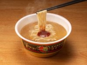 カップ麺「一蘭とんこつ釜だれ」全国新発売！「釜煮こみ焼豚」の煮汁をもとに生まれた“釜だれ”一蘭・天神西通り店(福岡)限定メニュー「釜だれとんこつ」を完全再現
