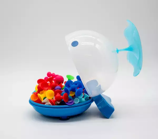 43個のパーツが一瞬で消える！出荷数 累計12万個を突破した人気知育玩具「くっつき虫」　子どもが自ら“捕食”させるクジラ型パッケージが誕生！