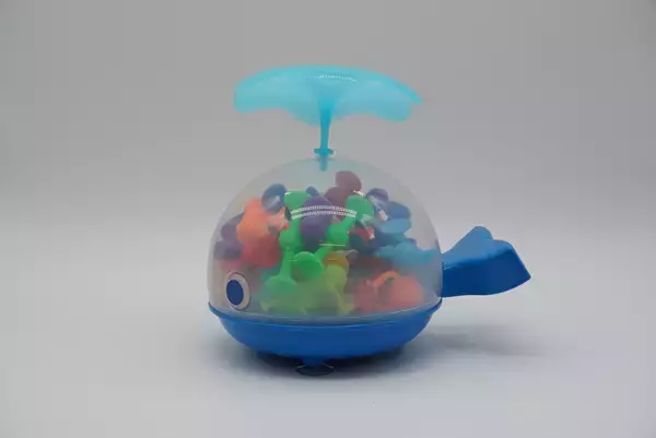 「43個のパーツが一瞬で消える！出荷数 累計12万個を突破した人気知育玩具「くっつき虫」　子どもが自ら“捕食”させるクジラ型パッケージが誕生！」の画像