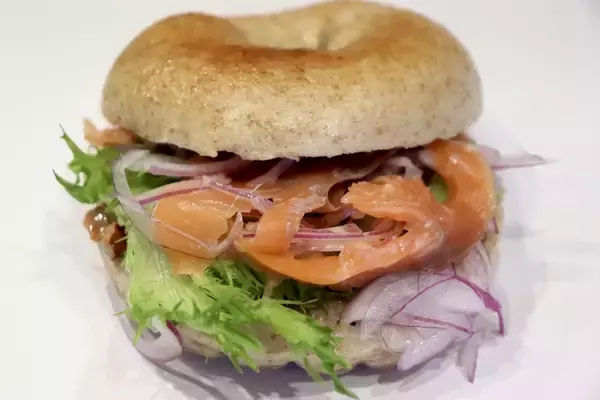 「瀬長島初開催の音楽フェス「Orion Island Waves」に朝食ホテル『The BREAKFAST HOTEL』がスペシャルver.で出店！特製ソーキカレー＆サンセットベーグルサンドなど限定メニューを提供」の画像