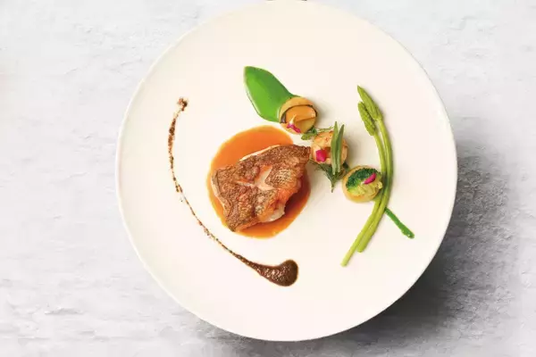 大阪から列車で2時間半・東京からは3時間、1泊2日のおとな旅初めて訪れてもどこか懐かしい、ご褒美の待つ港町へ福井・三国湊の伝統的な町家ホテル「オーベルジュほまち 三國湊」で味わう、ミシュランフレンチ