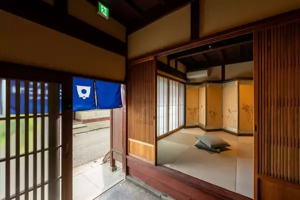 「大阪から列車で2時間半・東京からは3時間、1泊2日のおとな旅初めて訪れてもどこか懐かしい、ご褒美の待つ港町へ福井・三国湊の伝統的な町家ホテル「オーベルジュほまち 三國湊」で味わう、ミシュランフレンチ」の画像