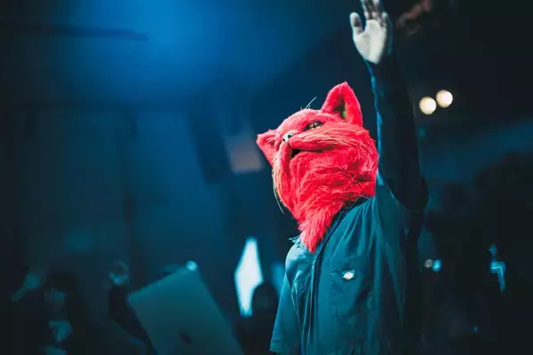 「Offo tokyo、猫の日に新曲リリース＆全国ツアーを発表！赤猫に進化した Nemoがフロアを圧倒！」の画像