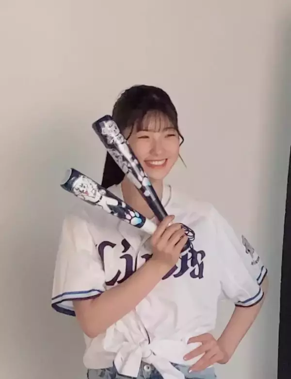 「最年少ラウンドガール・MIUが西武ライオンズの始球式に登場！」の画像