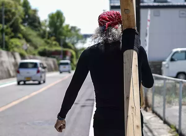 「【粋を目指す野暮であれ】ストリートブランドDIVINERが、不良牧師ことアーサー・ホーランドと異色の対談を公開。「真の強さ」を再定義する。」の画像