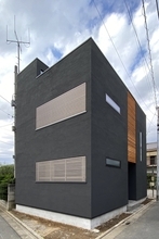 21坪の狭小地で「屋上キャンプ」を満喫！無機質モダン×西海岸スタイルにこだわった高気密・高断熱住宅が東京都江戸川区に誕生