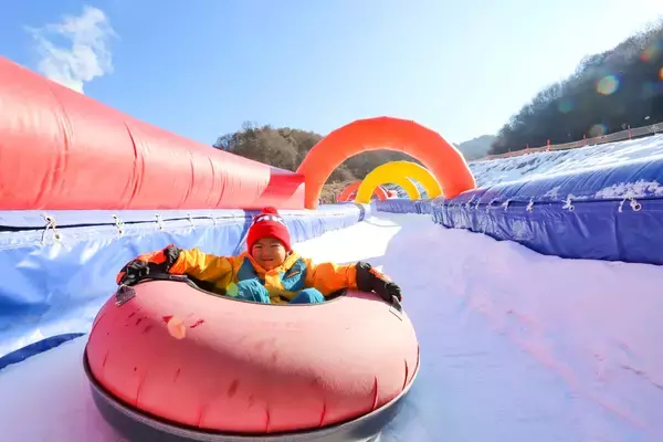 「佐久スキーガーデン パラダ、キッズランド利用者5,000人突破　三連休は“遠出しない雪あそび”1月12日「スキーの日」にお菓子まきイベントを実施」の画像