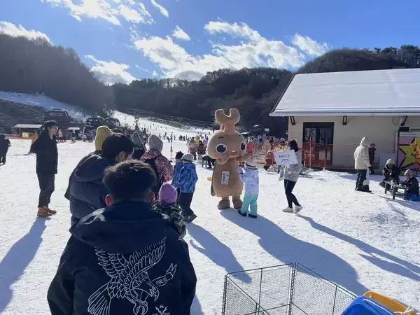 「佐久スキーガーデン パラダ、キッズランド利用者5,000人突破　三連休は“遠出しない雪あそび”1月12日「スキーの日」にお菓子まきイベントを実施」の画像