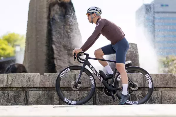 超軽量オールラウンドの頂点へ —キャニオン、日本限定「アルティメット CFR ENVEエディション」発売