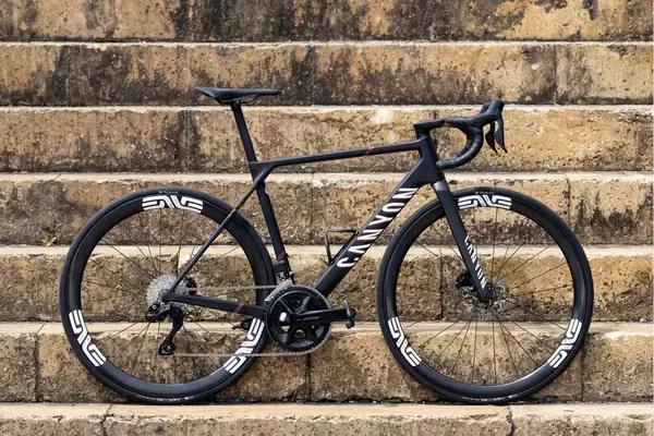 「超軽量オールラウンドの頂点へ —キャニオン、日本限定「アルティメット CFR ENVEエディション」発売」の画像