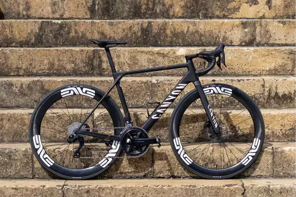 「超軽量オールラウンドの頂点へ —キャニオン、日本限定「アルティメット CFR ENVEエディション」発売」の画像