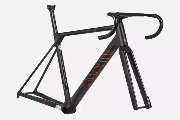 「超軽量オールラウンドの頂点へ —キャニオン、日本限定「アルティメット CFR ENVEエディション」発売」の画像