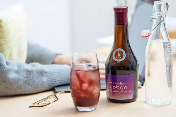 「春夏の菌活・腸活・美活に。マキベリー・ビルベリー・ブルーベリーを発酵させた、青い天然酵母飲料「コーボン」を4月15日(水)より限定発売」の画像