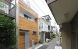 「11坪の狭小地で実現した、天然木のぬくもりに癒される、屋上を叶えたシンプルな狭小住宅。」の画像1