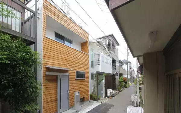 11坪の狭小地で実現した、天然木のぬくもりに癒される、屋上を叶えたシンプルな狭小住宅。