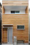 「11坪の狭小地で実現した、天然木のぬくもりに癒される、屋上を叶えたシンプルな狭小住宅。」の画像2