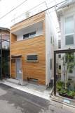 「11坪の狭小地で実現した、天然木のぬくもりに癒される、屋上を叶えたシンプルな狭小住宅。」の画像3