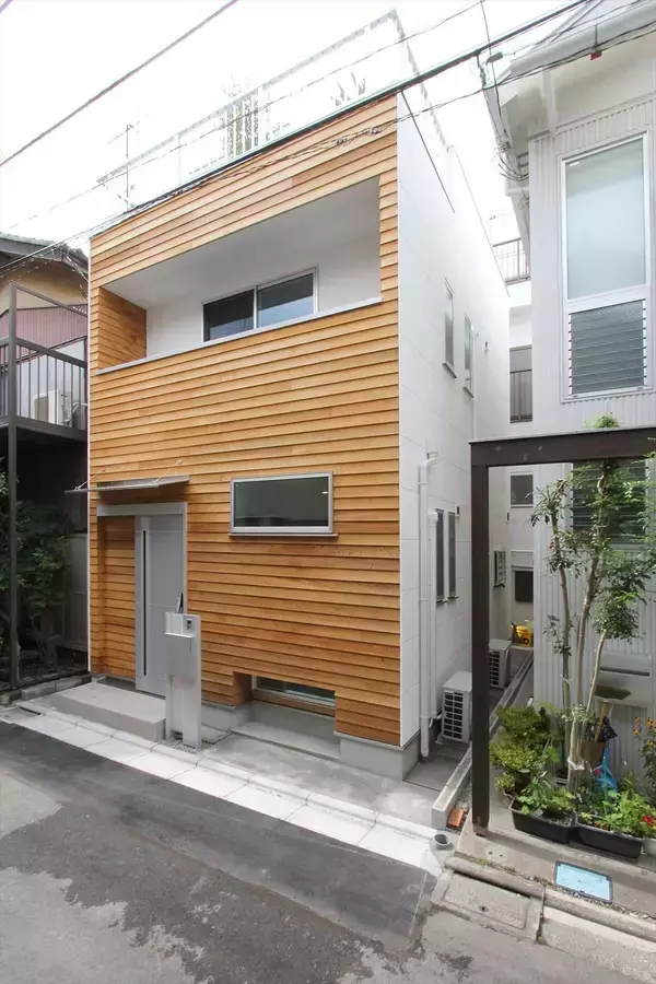 「11坪の狭小地で実現した、天然木のぬくもりに癒される、屋上を叶えたシンプルな狭小住宅。」の画像