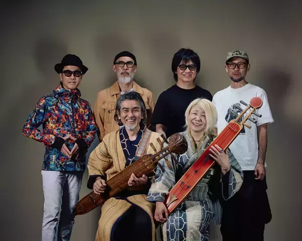 「アイヌの伝統弦楽器『トンコリ』を現代のバンドサウンドに落とし込み世界を熱狂させる OKI DUB AINU BANDのホール公演が開催決定！」の画像