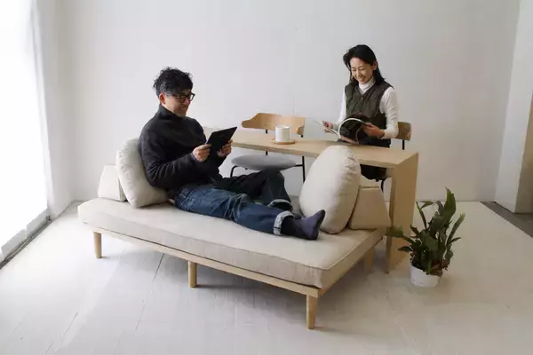 「家具選びの常識を覆す新提案。あえて“ソファから動かない”贅沢を　テーブルとソファがひとつになった「テーブル付ソファ」5選北欧デザイン家具NORTE(ノルテ)より提供開始」の画像
