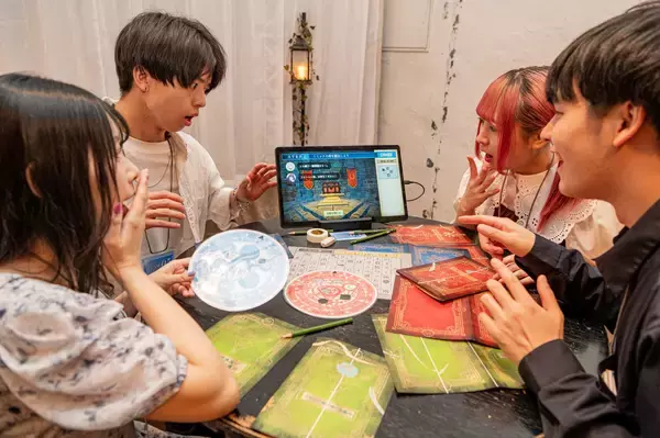 「「葬送のフリーレン」とコラボしたリアル脱出ゲーム最新作『魔族潜む村からの脱出』大阪、愛知にて開催決定＆チケット販売開始」の画像