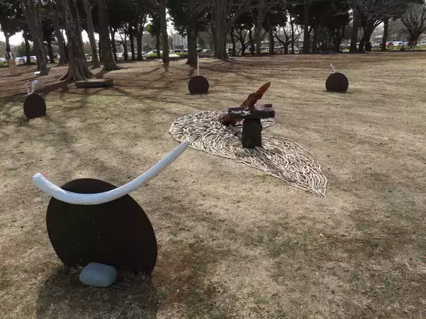 「3/22まで小金井公園で野外アート展を開催中！3/8には特別プログラム「アーティスト・トーク」＆「パフォーマンス」も実施」の画像