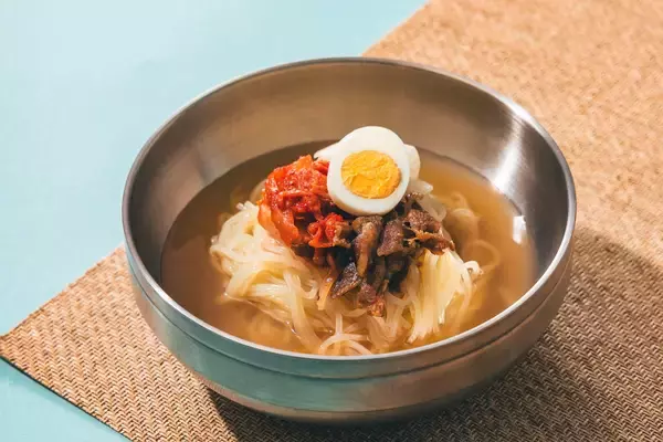「《今年も登場！》韓丼の初夏を彩る“ひんやり仕立て”さっぱりコク旨『韓国冷麺』＆旨辛やみつき『ビビン冷麺』」の画像