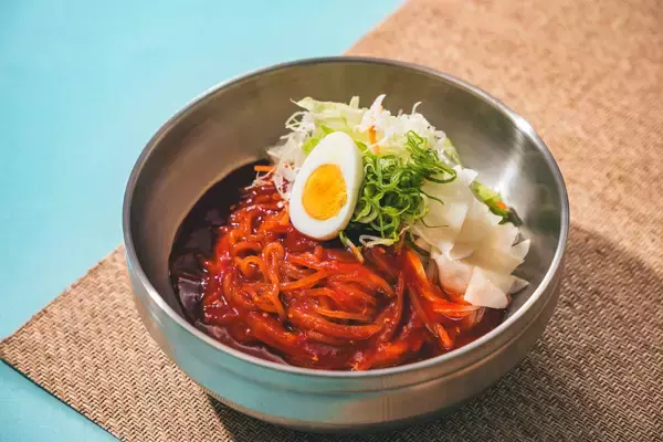 「《今年も登場！》韓丼の初夏を彩る“ひんやり仕立て”さっぱりコク旨『韓国冷麺』＆旨辛やみつき『ビビン冷麺』」の画像