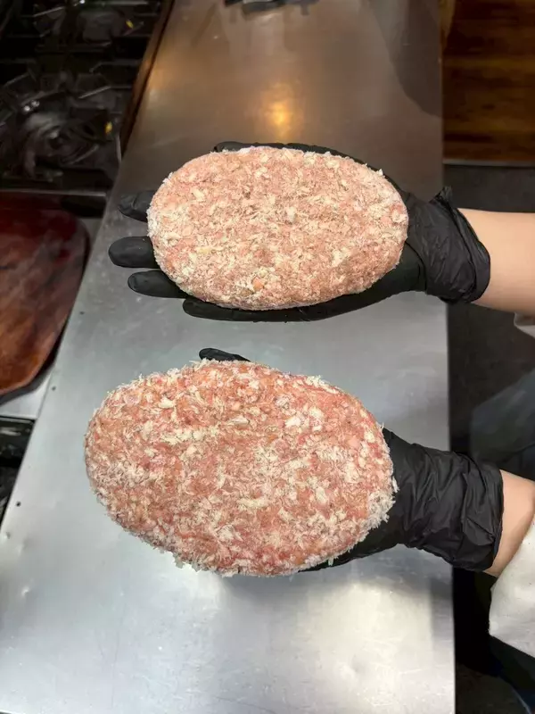 「【創業50周年】愛知のハローキッドが限界突破の増量祭！お値段そのまま伝統の「中挽きハンバーグ」を50g増量など、4月27日よりスタート」の画像