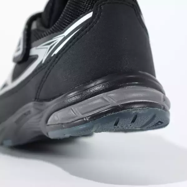 「子どものための靴「瞬足」から【雨天や夜間の歩行に】リフレクター搭載防水モデルが登場　16.0cmからの新展開で“小さいサイズの防水モデルが欲しい”に対応」の画像