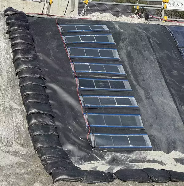 マクニカ、奥村組と遮水シート一体型ペロブスカイト太陽電池の実証試験を開始