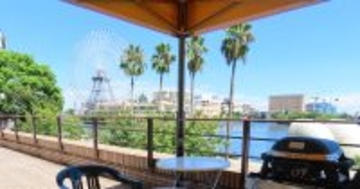 【横浜・みなとみらい】海に浮かぶ水上デッキで「夜景×愛犬BBQ」。4月24日(金)より新プラン6種が登場。煌めく都会の海で味わうジューシーハラミステーキ。