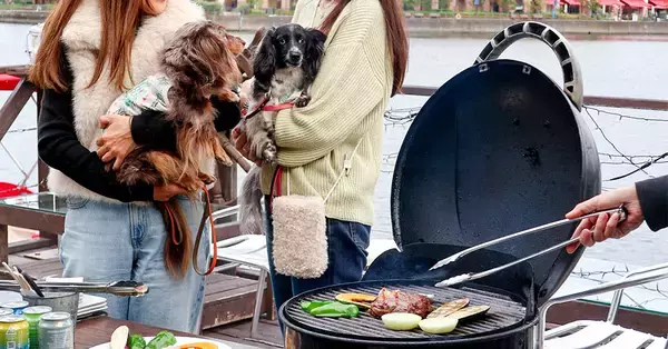 「【横浜・みなとみらい】海に浮かぶ水上デッキで「夜景×愛犬BBQ」。4月24日(金)より新プラン6種が登場。煌めく都会の海で味わうジューシーハラミステーキ。」の画像