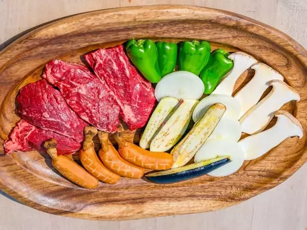 「【横浜・みなとみらい】海に浮かぶ水上デッキで「夜景×愛犬BBQ」。4月24日(金)より新プラン6種が登場。煌めく都会の海で味わうジューシーハラミステーキ。」の画像