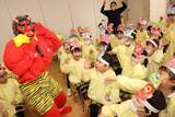 「近畿大学九州短期大学附属幼稚園で節分行事を実施　園児が豆まきで"心の鬼"を退治」の画像1